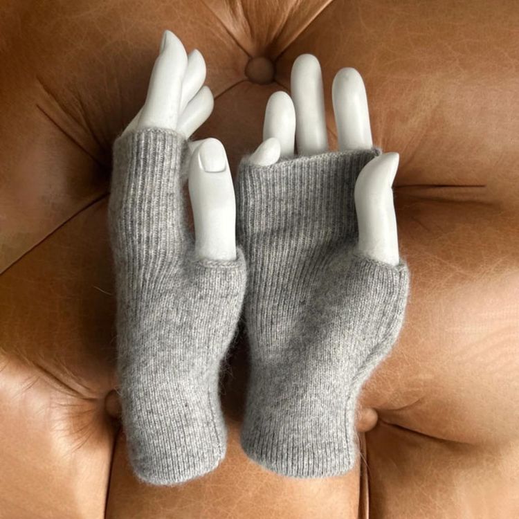 Immagine di Grey Fingerless Gloves 2